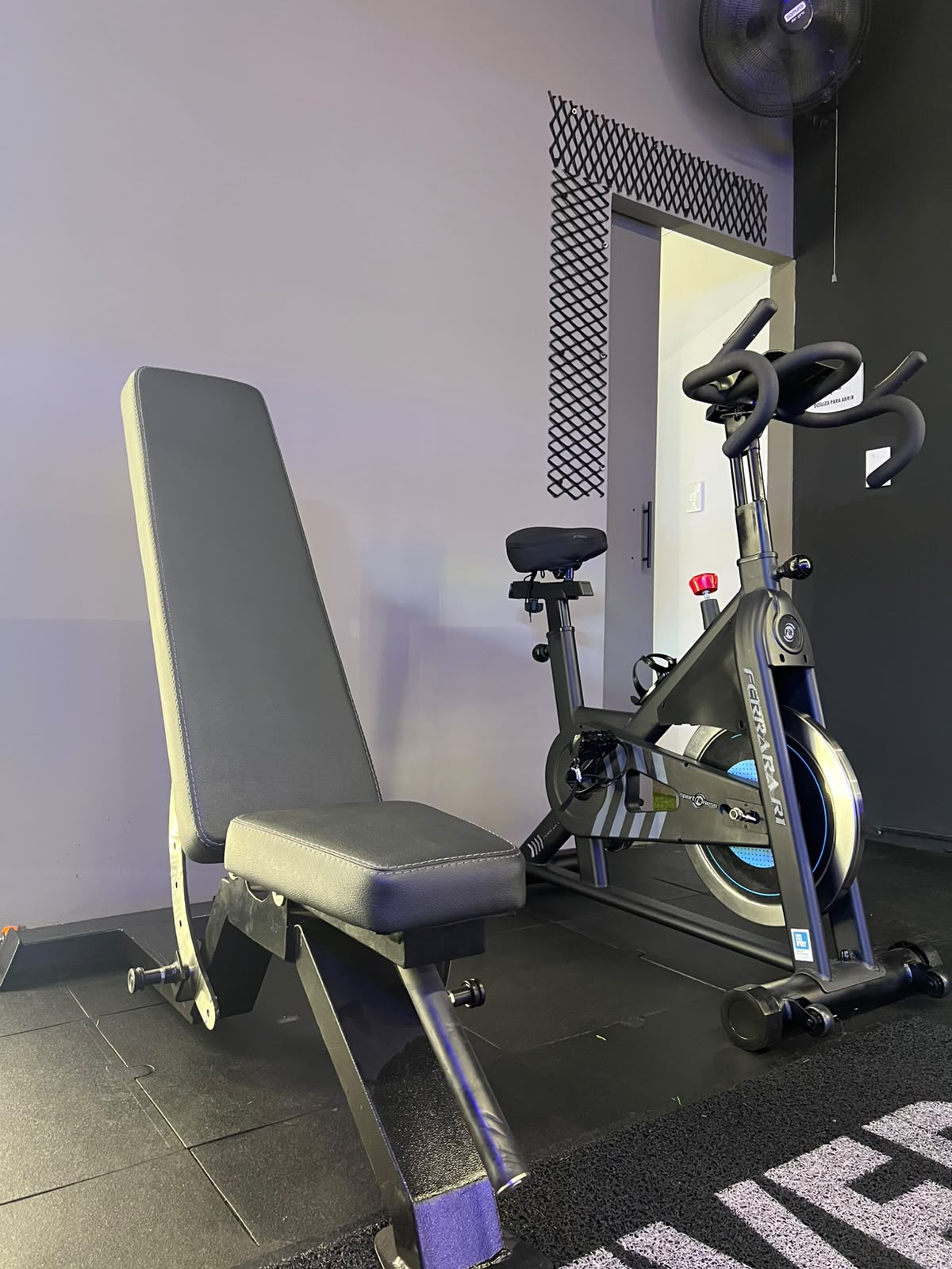 Bicicleta de spinning y banco ajustable en el room