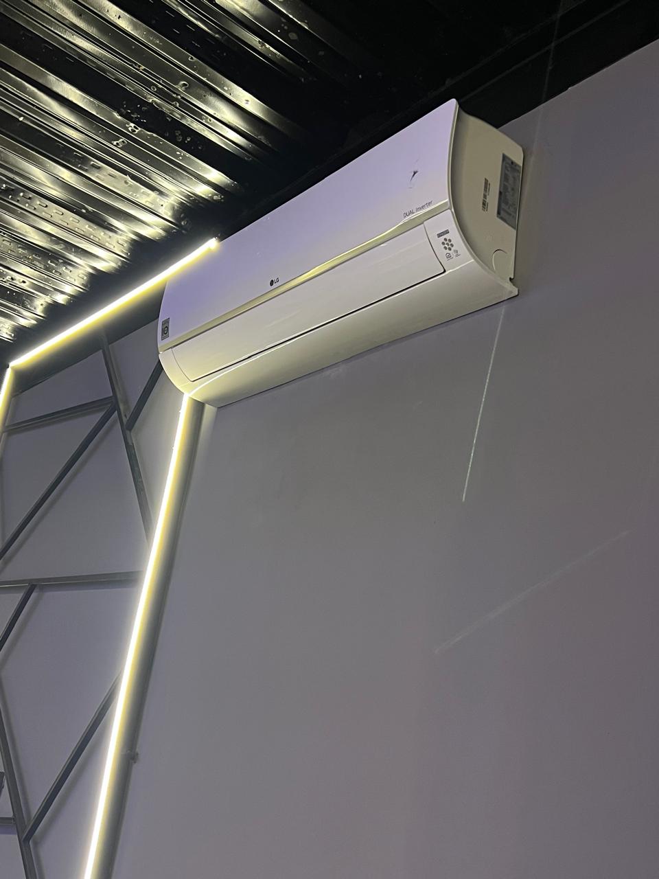 Aire acondicionado LG instalado en el techo del room