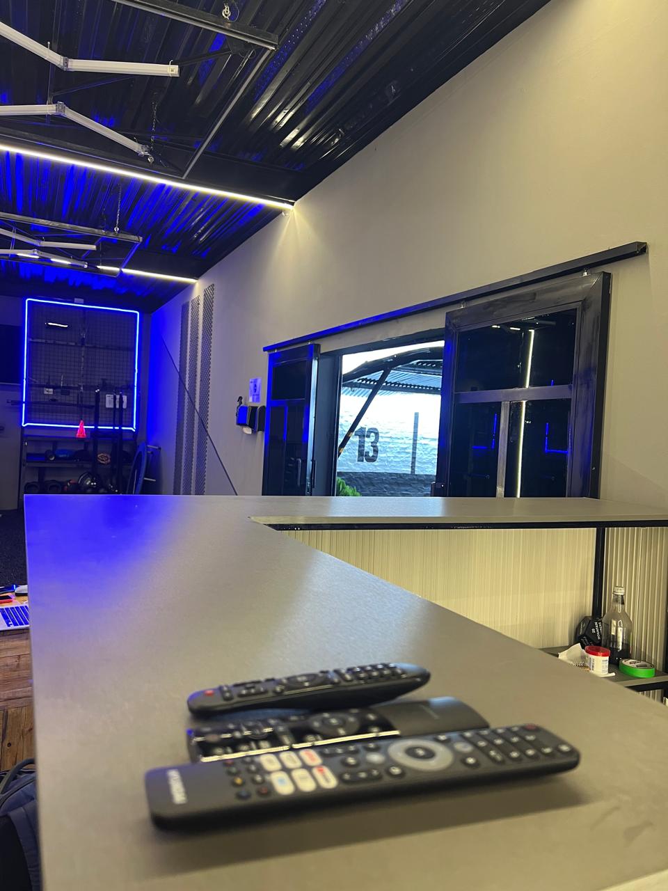 Mostrador de recepción del Training Room con vista a la calle