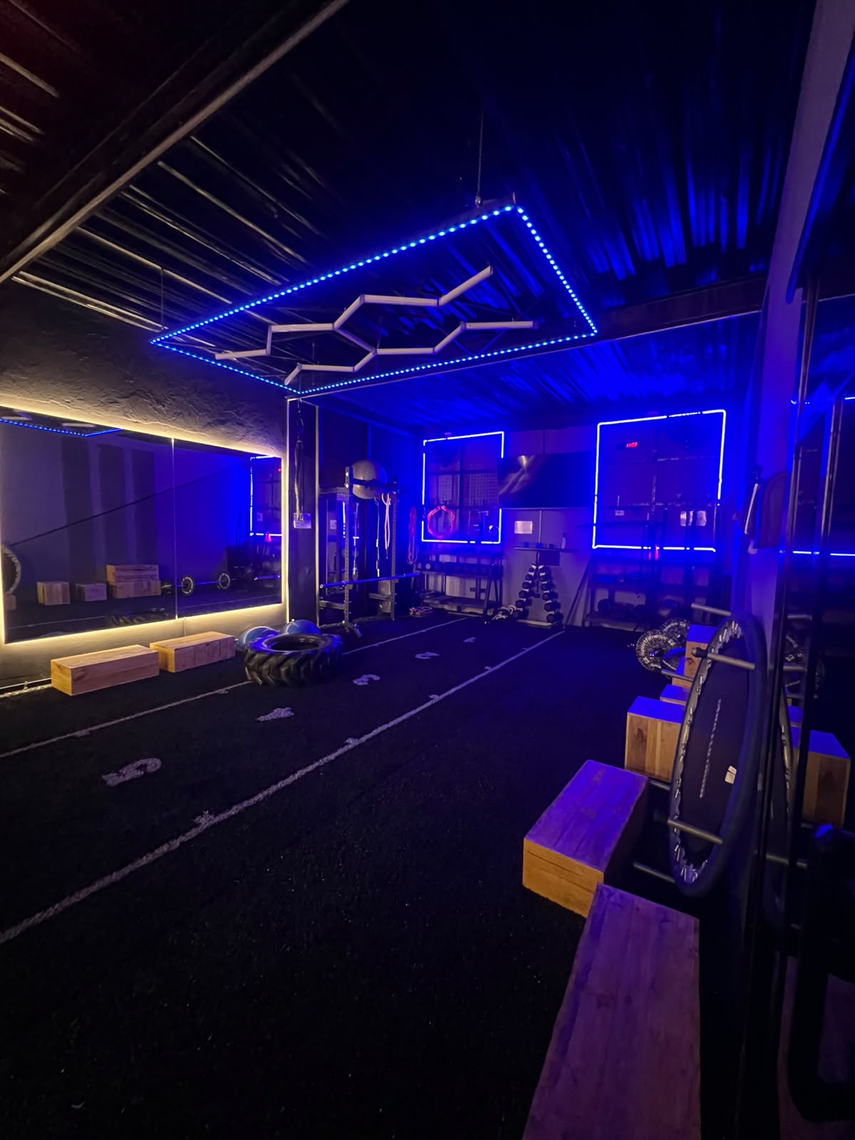 Vista completa del Training Room con la luz hexagonal encendida