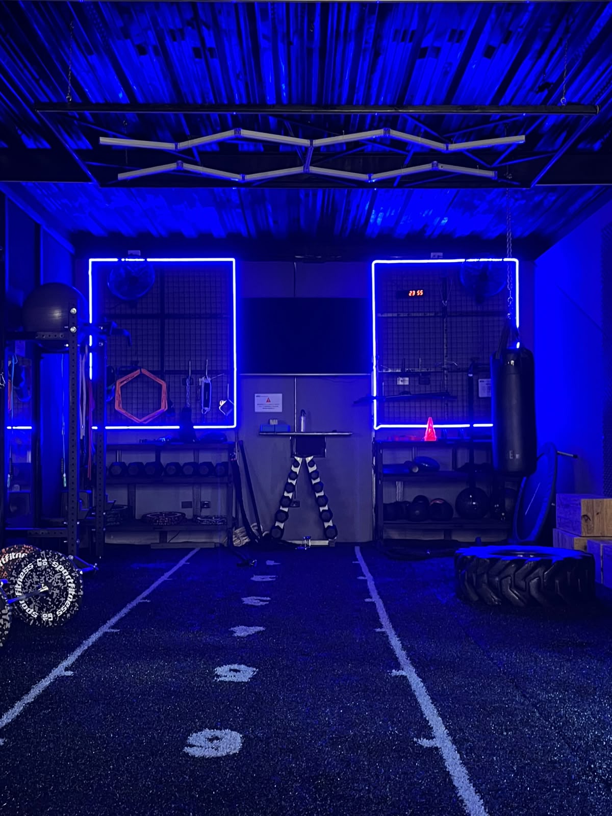 Training Room completo con iluminación azul, pista y equipos